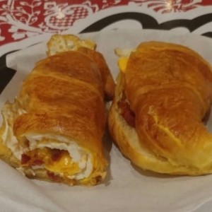 Croissant con Huevo, Tocino y Queso