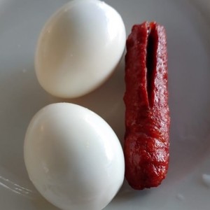 2 Huevos Cocidos y Chorizo