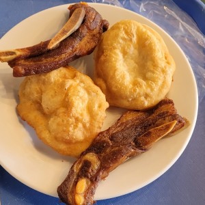 costillas  de cerdo  frita y hojaldre 