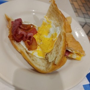 Croissant con tocino y huevo