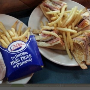 Club sandwich y papitas