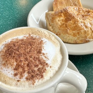 Capuccino y empanada de queso