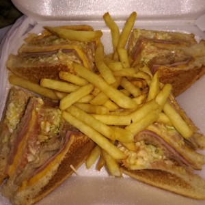 Club Sandwich con Papas