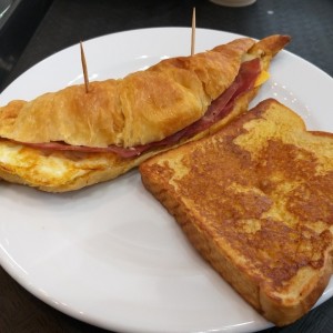 croisant de jamon con huevo y tost francesa