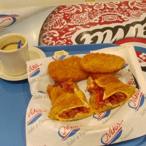 croissant huevo y tocino.  con papas rayadas 