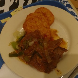 bistec entero papas rayadas