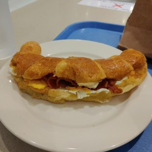 croissant huevo y tocino