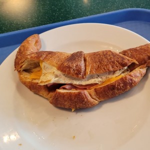 Emparedado croissant huevo jamon