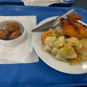 1/4 pollo con vegerales y torrejitas de bacalao