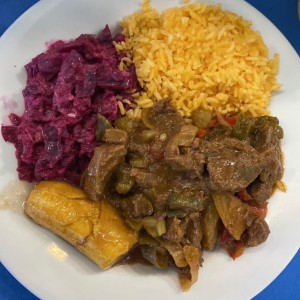 Ensalada de feria arroz amarillo y carne guisada