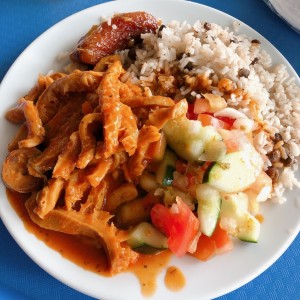 mondongo con arroz guandu ensalada tomate