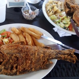 Pargo, ensalada y yucas (dos variantes)