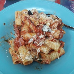 rigatoni con berenjena y chorizo