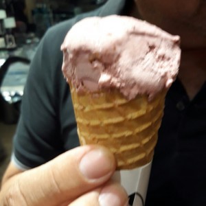 cono con gelato de frutos rojos