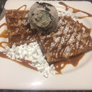 waffle con bola de helado