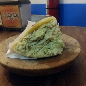 Arepa seca y vieja rellena de reina pepiada