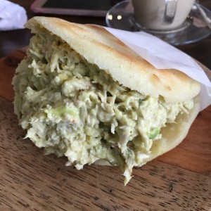 Arepa rellena con reina pepiada