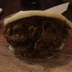 Arepa de carne mechada