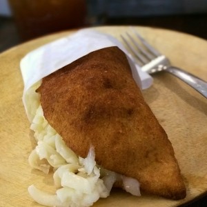 Empanada operada de carne mechada con queso amarillo