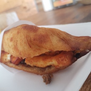 Empanada de molida con queso frito