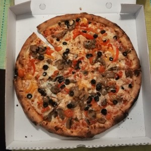 pizza vegetariana con adicional de pollo