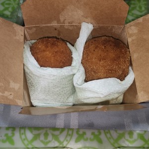 Arancino (Croquetas de arroz frito rellena)