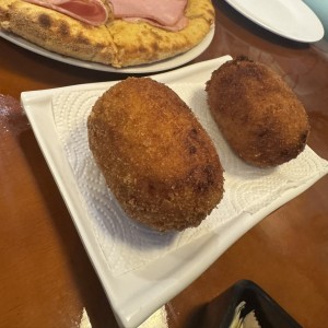 Arancino (Croquetas de arroz frito rellena)