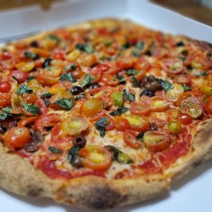 pizza ajo rojo, salsa de tomate, mozzarela,aceitunas, albaca, ajo rallado,tomate cherry, aceite de oliva,