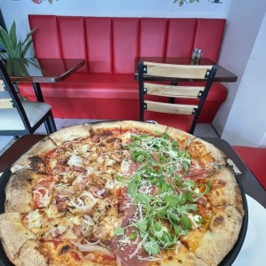 Pizza mitad pollo barbecue, mitad katane 