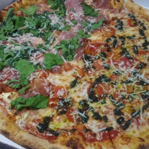 Pizza Mitad Pesto/Mitad Katane