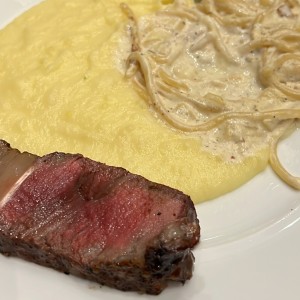 Pasta y pure del bufet, carne 