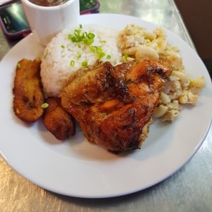 Pollo al horno con arroz blanco y lentejas