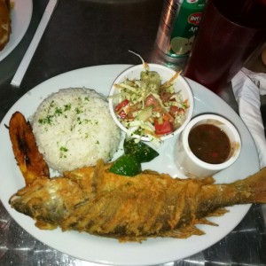 pescado frito con arroz y ensalada