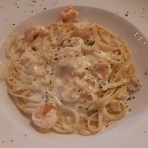 Linguini Alfredo con camarones