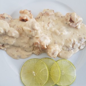 Corvina Albrook (con salsa blanca de camarones y almendras)