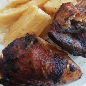  pollo asado con yucas fritas