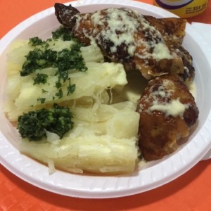 1/4 de pollo con yuca al mojo