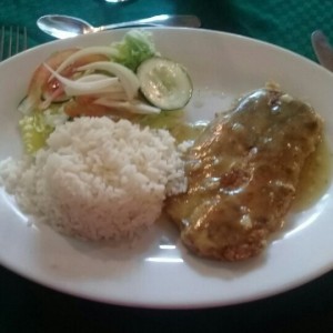 Filete de Pescado en salsa verde con arroz y ensalada