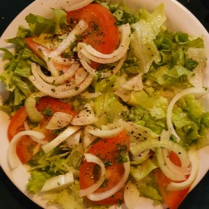 ensalada de lechuga, cebolla y.tomate