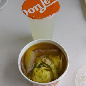 Sopa de wanton y limonada.