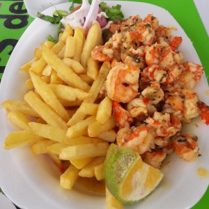 Camarones al ajillo con papas fritas