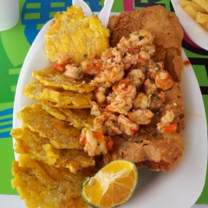 Pescado apanado con camarones.