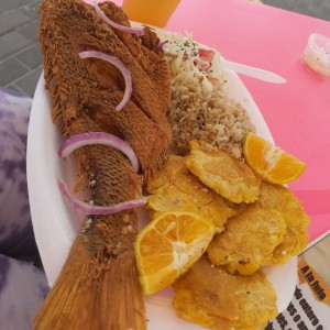 pargo blanco, patacones, ensalada y arroz