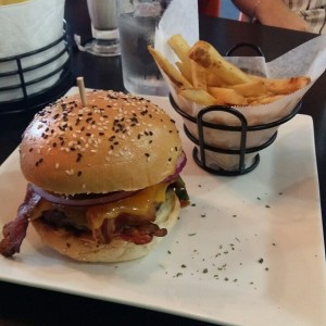 Canadian Burguer con Papas Fritas