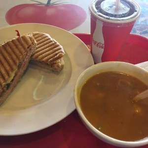 paninis italiano y sopa minestroni 