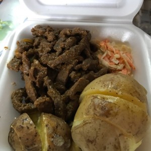 Carne Picada con Papas Asadas y Ensalada de Repollo