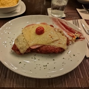 Milanesa de filete de res a la napolitana