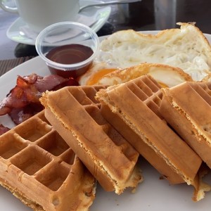 Pancakes y wafles con tocino y huevo frito