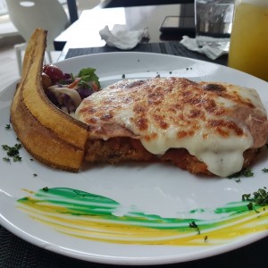 Milanesa de filete de res a la napolitana