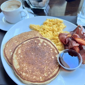 Pancakes y Waffles con tocino y Huevo frito